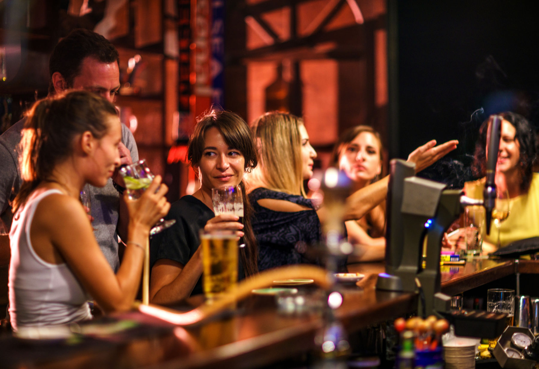 Programok&nbsp;+ T&aacute;rsas&aacute;g
Szingliknek m&aacute;r 11+ &eacute;ve
